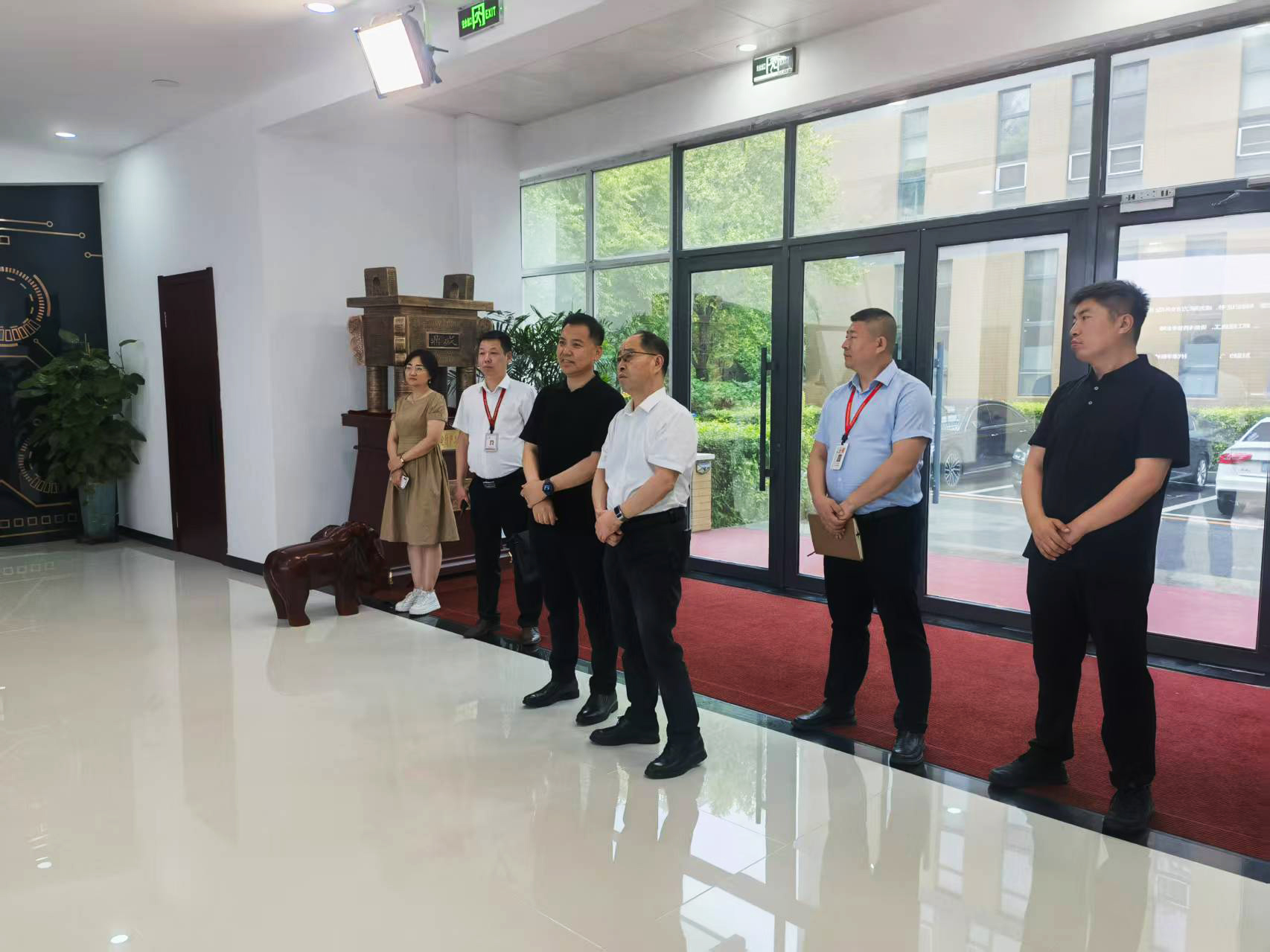 中國(guó)聯(lián)通長(zhǎng)春分公司黨委書(shū)記、總經(jīng)理張宏光一行到吉林泰華集團(tuán)調(diào)研交流